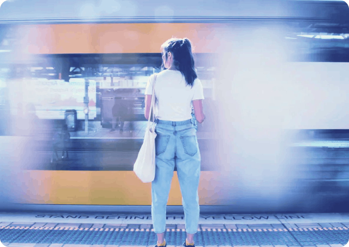 站立在移动的火车前面的妇女